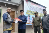 Pemko Padang dan BNPB serahkan kunci rumah Huntap Mandiri untuk korban bencana.(poto: padangkita.com).