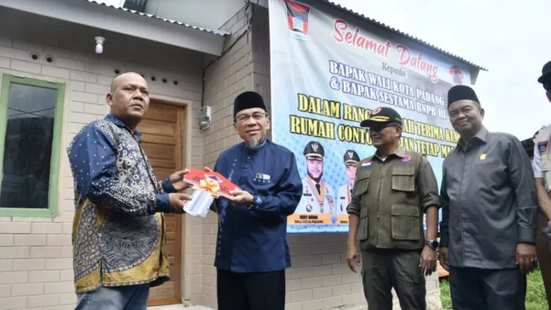 Pemko Padang dan BNPB serahkan kunci rumah Huntap Mandiri untuk korban bencana.(poto: padangkita.com).