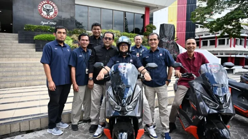 PT Semen Padang menerima 72 unit motor listrik untuk mendukung aktivitas operasional perusahaan.( poto: padangkita.com).