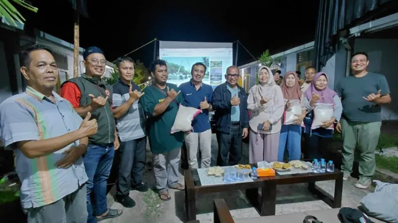 Dinas Perkim juga menyalurkan bantuan beras sebanyak 5 kilogram kepada kepala keluarga yang tinggal di huntara.(poto: padangkita.com).