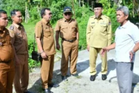 Wakil Wali Kota Padang, Maigus Nasir, meninjau rencana pembangunan tiga ruas jalan lingkungan di Perumahan Cendana Lembah Karet.(poto: padangkita.com).