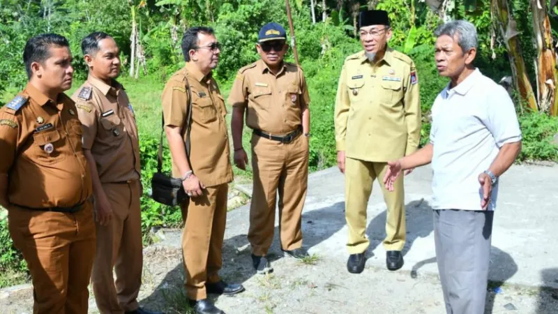 Wakil Wali Kota Padang, Maigus Nasir, meninjau rencana pembangunan tiga ruas jalan lingkungan di Perumahan Cendana Lembah Karet.(poto: padangkita.com).