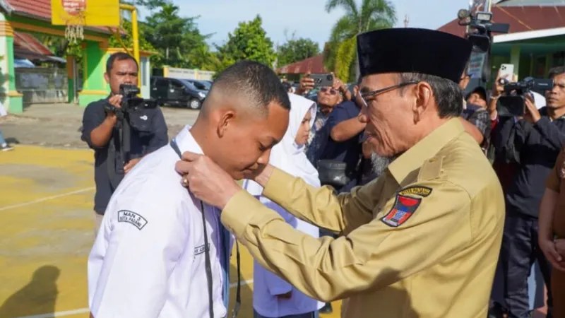 Wakil Wali Kota Padang Maigus Nasir memimpin upacara bendera sekaligus membuka MATAMUDA Tahun Ajaran 2026/2027 MAN 3 Padang.(poto: padangkita.com).