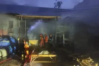 Personel Damkar Kota Padang tengah berupaya memadamkan api yang membakar gudang Kopra.(poto: padangkita.com).