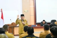 Wakil Wali Kota Padang, Maigus Nasir, saat memberikan pembekalan kepada 30 personel Dubalang Kota dari 15 kelurahan se-Kecamatan Lubuk Begalung.(poto: padangkita.com).