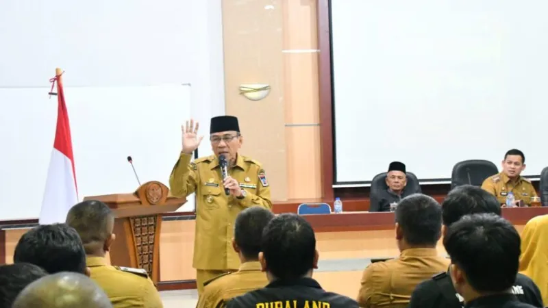 Wakil Wali Kota Padang, Maigus Nasir, saat memberikan pembekalan kepada 30 personel Dubalang Kota dari 15 kelurahan se-Kecamatan Lubuk Begalung.(poto: padangkita.com).