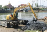 Dinas PUPR Kota Padang berkolaborasi dengan Balai Wilayah Sungai (BWS) Sumatera V melaksanakan pengerukan sedimen di sepanjang kawasan Batang Arau.(poto: padangkita.com)