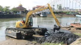 Dinas PUPR Kota Padang berkolaborasi dengan Balai Wilayah Sungai (BWS) Sumatera V melaksanakan pengerukan sedimen di sepanjang kawasan Batang Arau.(poto: padangkita.com)