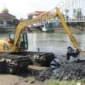 Dinas PUPR Kota Padang berkolaborasi dengan Balai Wilayah Sungai (BWS) Sumatera V melaksanakan pengerukan sedimen di sepanjang kawasan Batang Arau.(poto: padangkita.com)