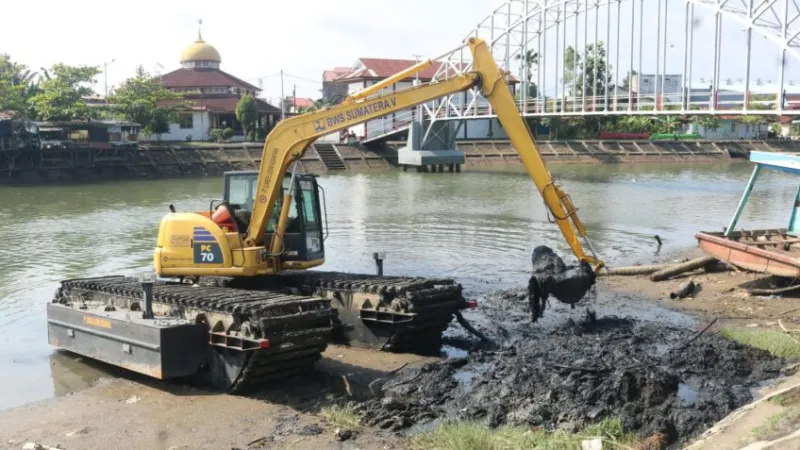 Dinas PUPR Kota Padang berkolaborasi dengan Balai Wilayah Sungai (BWS) Sumatera V melaksanakan pengerukan sedimen di sepanjang kawasan Batang Arau.(poto: padangkita.com)