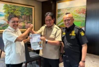 Pertemuan Ketua KONI Sumbar, Hamdanus dengan Direktur Utama PT Hutama Karya Koentjoro.(poto: padangkita.com).