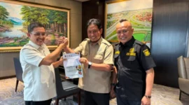 Pertemuan Ketua KONI Sumbar, Hamdanus dengan Direktur Utama PT Hutama Karya Koentjoro.(poto: padangkita.com).