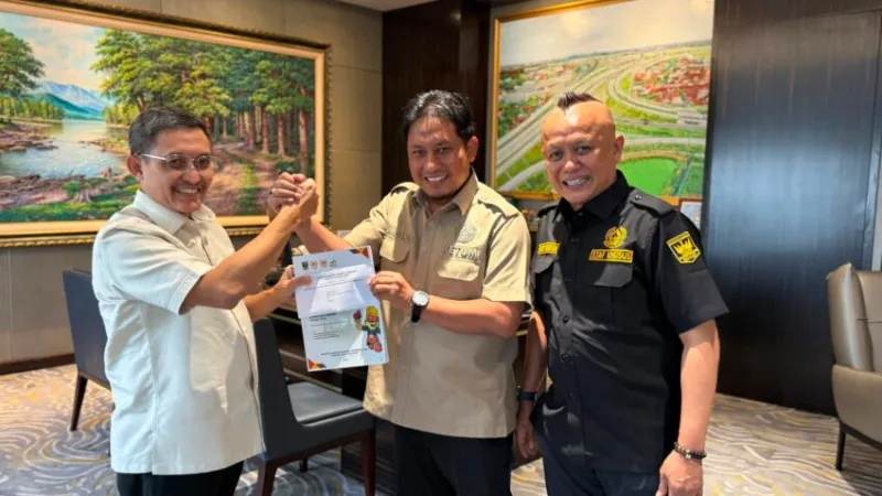 Pertemuan Ketua KONI Sumbar, Hamdanus dengan Direktur Utama PT Hutama Karya Koentjoro.(poto: padangkita.com).