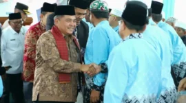 Bupati Agam Beni Warlis bersama Kepala Kantor Wilayah Kementerian Haji dan Umrah Provinsi Sumatera Barat, M. Rifki, saat menghadiri Tasyakuran Haji.(poto: padangkita.com).