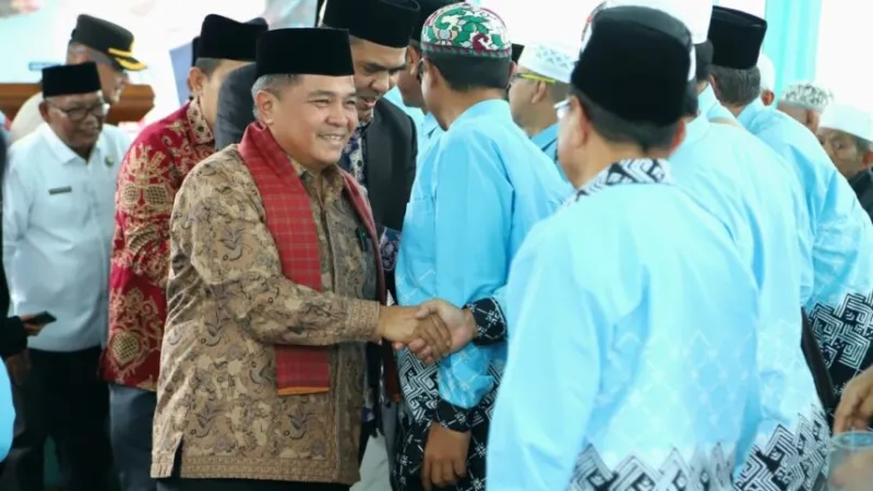 Bupati Agam Beni Warlis bersama Kepala Kantor Wilayah Kementerian Haji dan Umrah Provinsi Sumatera Barat, M. Rifki, saat menghadiri Tasyakuran Haji.(poto: padangkita.com).