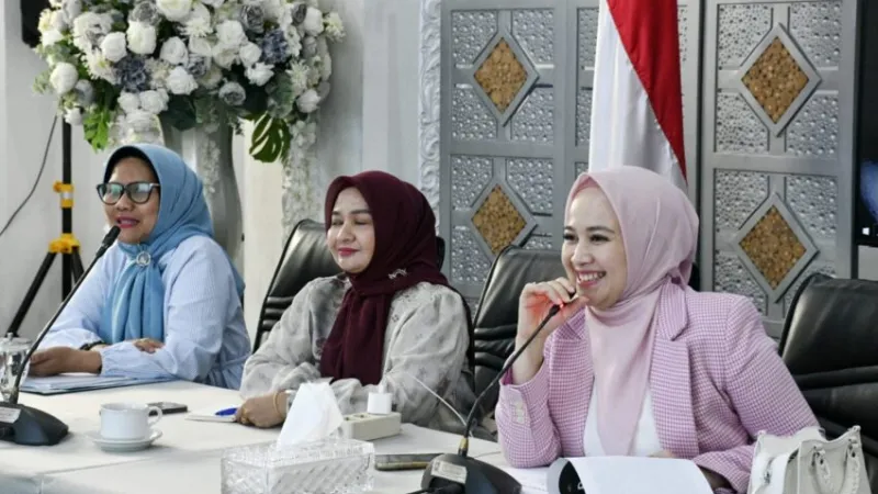 Ketua TP-PKK Kota Padang, Dian Puspita Fadly Amran saat memimpin rapat teknis persiapan menghadapinya Jambore PKK Sumbar.(poto: padangkita.com).