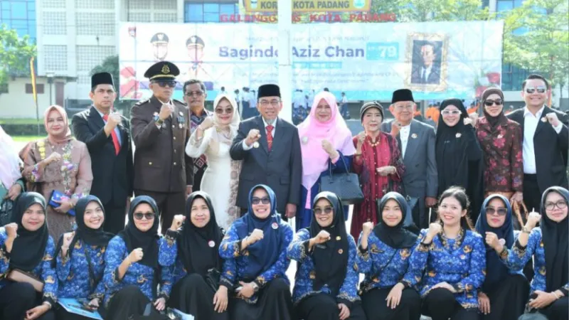 Wakil Wali Kota Padang, Maigus Nasir, berfoto bersama usai memimpin Upacara Peringatan Gugurnya Pahlawan Nasional Bagindo Aziz Chan ke-79 di Lapangan Upacara Balai Kota Aie Pacah.(poto: padangkita,com).