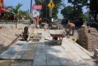 Perbaikan dan pembangunan trotoar yang berada di sepanjang jalan protokol Kota Padang.(poto: padangkita.com).