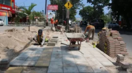 Perbaikan dan pembangunan trotoar yang berada di sepanjang jalan protokol Kota Padang.(poto: padangkita.com).