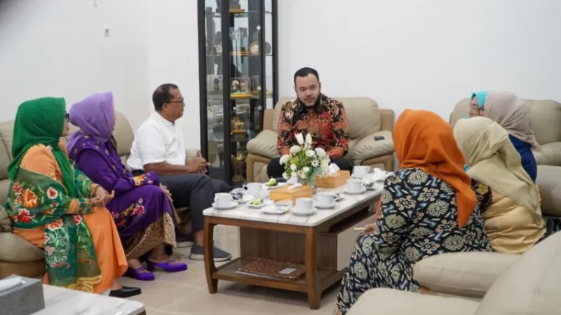 Wali Kota Padang Fadly Amran menerima kunjungan audiensi jajaran pengurus Bundo Kanduang IKTD Sumbar di Rumah Dinas Wali Kota Padang pada Kamis (23/7/2026).(poto: padangkita.com).