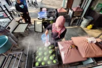 Usaha jajanan kuliner khas minang Kue Mangkuak Basayak.(poto: padangkita.com).