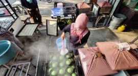 Usaha jajanan kuliner khas minang Kue Mangkuak Basayak.(poto: padangkita.com).