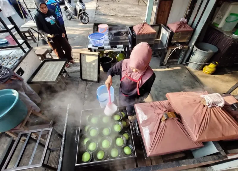 Usaha jajanan kuliner khas minang Kue Mangkuak Basayak.(poto: padangkita.com).