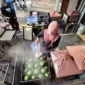 Usaha jajanan kuliner khas minang Kue Mangkuak Basayak.(poto: padangkita.com).
