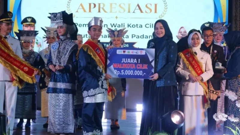 M. Alkhalifi Hakim dan Mufidah Salma Putri resmi terpilih sebagai Wali Kota Cilik dan Wakil Wali Kota Cilik Kota Padang Tahun 2026 setelah melalui serangkaian seleksi.(poto: padangkita.com).