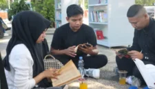 Dinas Perpustakaan dan Kearsipan (Dispusip) Kota Padang menghadirkan taman bacaan luar ruang di halaman kantor.(poto: padangkita.com).