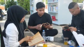 Dinas Perpustakaan dan Kearsipan (Dispusip) Kota Padang menghadirkan taman bacaan luar ruang di halaman kantor.(poto: padangkita.com).