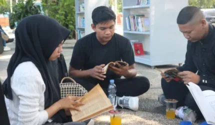 Taman bacaan luar ruang Dispusip Padang menjadi tempat favorit pelajar. Mengusung konsep alam, area ini nyaman untuk membaca santai.