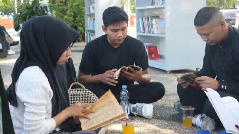 Dinas Perpustakaan dan Kearsipan (Dispusip) Kota Padang menghadirkan taman bacaan luar ruang di halaman kantor.(poto: padangkita.com).