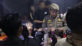 Operasi Yustisi yang dilaksanakan Satpol PP Padang bersama Polisi Militer (PM) TNI dan Badan Narkotika Nasional (BNN) di sejumlah tempat hiburan malam.(poto: padangkita.com).