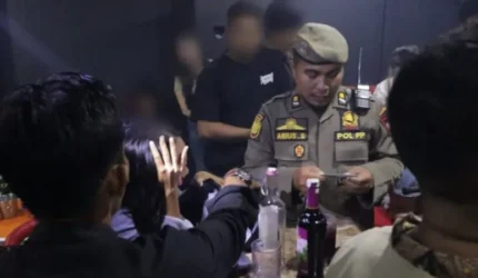 Satpol PP Padang amankan sembilan pengunjung hiburan malam tanpa KTP saat Operasi Yustisi bersama TNI dan BNN pada Minggu dini hari.