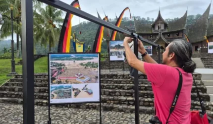 PFI Padang menggelar pameran foto Prahara Pulau Emas di Istano Basa Pagaruyung untuk merawat memori bencana dan semangat kebangkitan Sumatera.