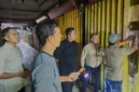 Penyegelan petak toko penunggak retribusi dan sosialisasi program penghapusan denda retribusi Pasar Raya Padang.(poto: padangkita.com).