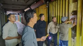 Penyegelan petak toko penunggak retribusi dan sosialisasi program penghapusan denda retribusi Pasar Raya Padang.(poto: padangkita.com).