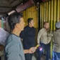 Penyegelan petak toko penunggak retribusi dan sosialisasi program penghapusan denda retribusi Pasar Raya Padang.(poto: padangkita.com).
