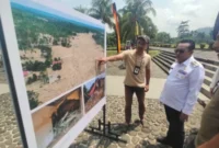 Bupati Tanah Datar, Eka Putra, saat menyaksikan pameran foto Prahara Pulau Emas di Istano Basa Pagaruyung, Kabupaten Tanah Datar, Sumatra Barat.(poto: padangkita.com).