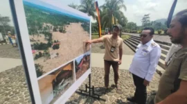 Bupati Tanah Datar, Eka Putra, saat menyaksikan pameran foto Prahara Pulau Emas di Istano Basa Pagaruyung, Kabupaten Tanah Datar, Sumatra Barat.(poto: padangkita.com).