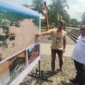 Bupati Tanah Datar, Eka Putra, saat menyaksikan pameran foto Prahara Pulau Emas di Istano Basa Pagaruyung, Kabupaten Tanah Datar, Sumatra Barat.(poto: padangkita.com).