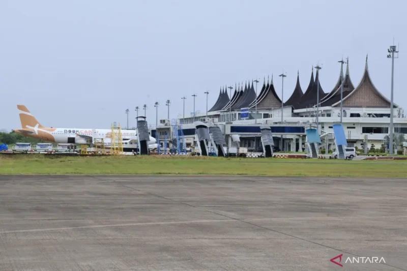 Pesawat udara parkir di kawasan Bandara Internasional Minangkabau, Kabupaten Padang Pariaman, Sumatera Barat.(poto: ANTARA).