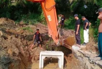 Pemerintah Kabupaten (Pemkab) Dharmasraya bergerak cepat menangani kerusakan gorong-gorong yang putus.( poto : sumbardayli.com )