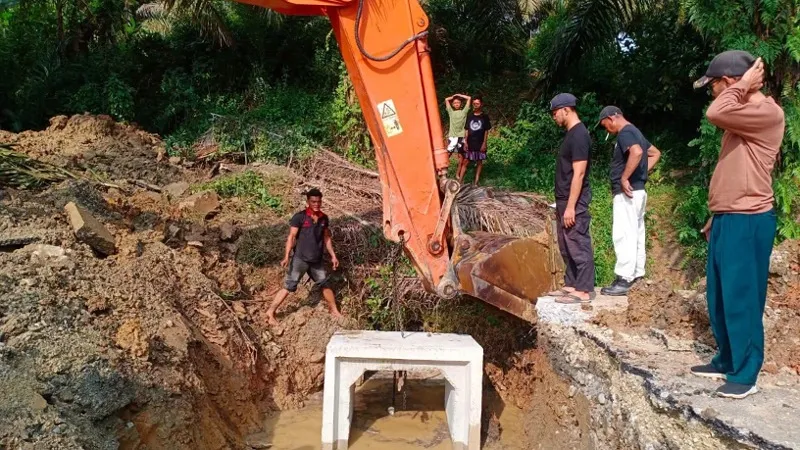 Pemerintah Kabupaten (Pemkab) Dharmasraya bergerak cepat menangani kerusakan gorong-gorong yang putus.( poto : sumbardayli.com )