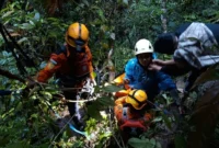Operasi penyelamatan mobil masuk jurang Kelok 9 sedalam sekitar 40 meter di kawasan Fly Over Kelok 9, Kecamatan Harau, Kabupaten Limapuluh Kota, Sumatera Barat, Sabtu (4/7/2026).( poto : sumbardayli.com )