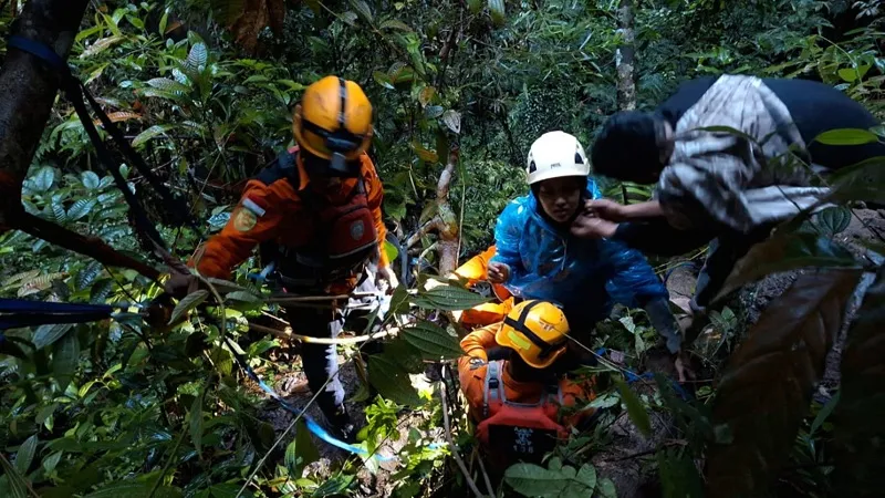 Operasi penyelamatan mobil masuk jurang Kelok 9 sedalam sekitar 40 meter di kawasan Fly Over Kelok 9, Kecamatan Harau, Kabupaten Limapuluh Kota, Sumatera Barat, Sabtu (4/7/2026).( poto : sumbardayli.com )