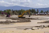 operator alat berat melakukan normalisasi sungai di Kota Padang, Sumatera Barat yang rusak akibat banjir bandang di akhir November 2025. ( poto : dok.ANTARA)