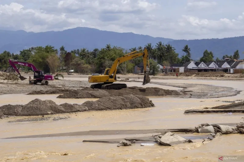 operator alat berat melakukan normalisasi sungai di Kota Padang, Sumatera Barat yang rusak akibat banjir bandang di akhir November 2025. ( poto : dok.ANTARA)