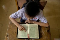  Seorang pelajar membaca Al Quran di salah satu sekolah menengah pertama di Sumatera Barat.(poto: ANTARA).